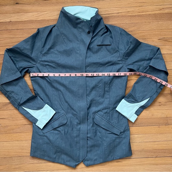 Brooks Running Rain Jacket (with Reflective Details) - Picture 4 of 5